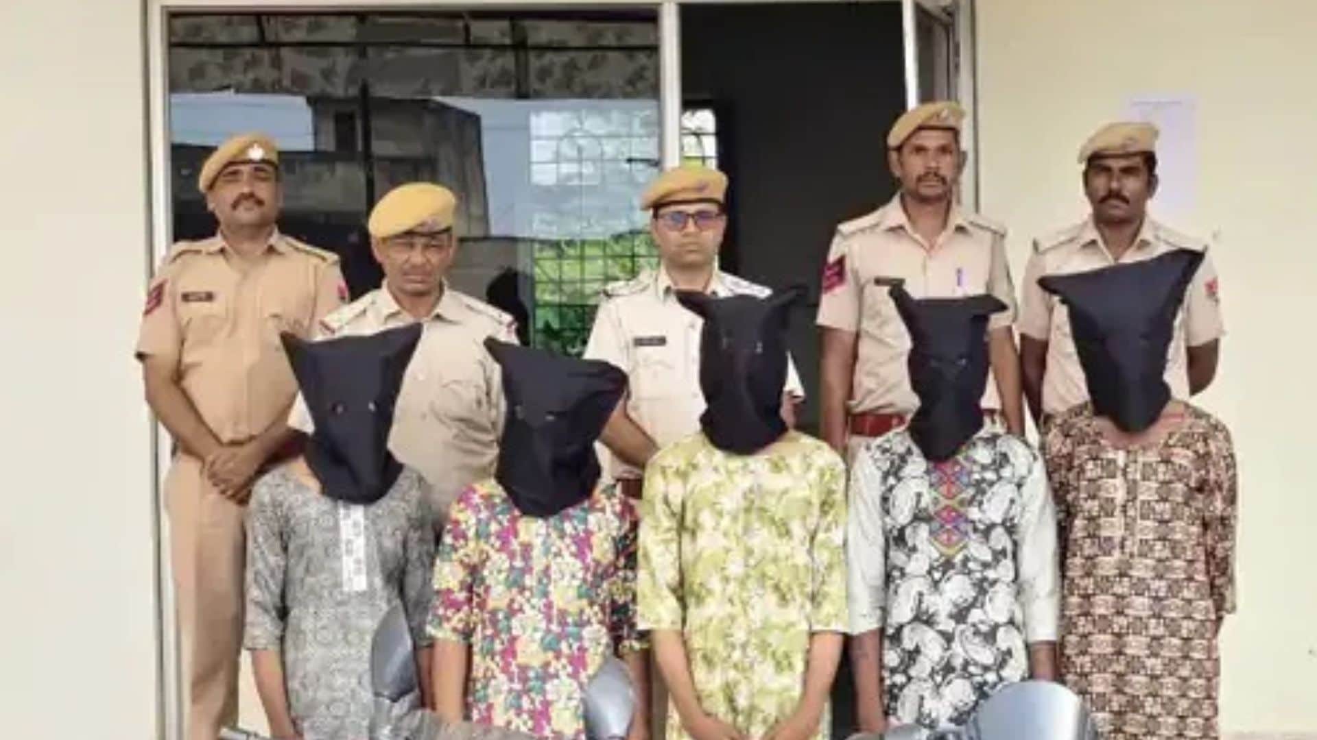 सलवार कुर्ता पहने हुए गिरफ्तार आरोपी