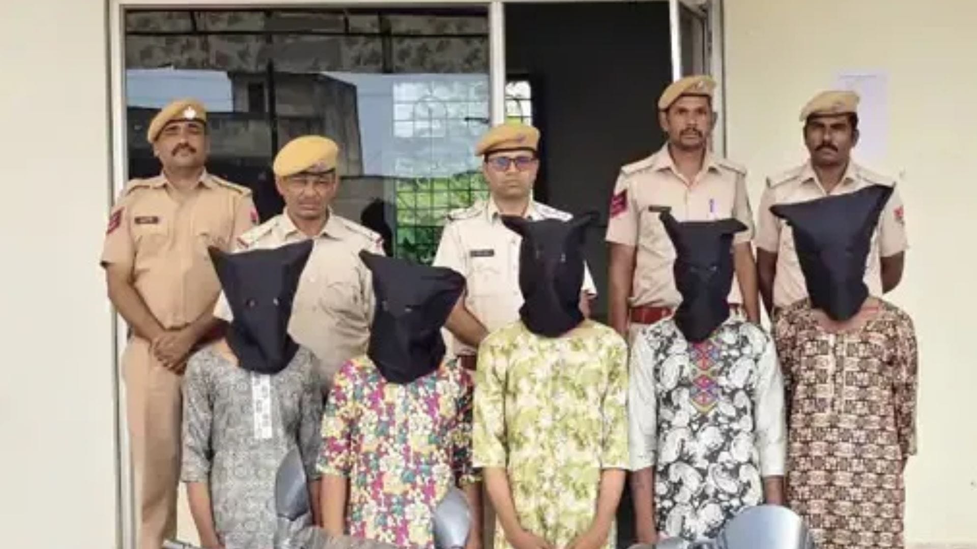 सलवार कुर्ता पहने हुए गिरफ्तार आरोपी