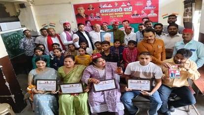सपा नेताओं ने शिक्षकों को किया सम्मानित।