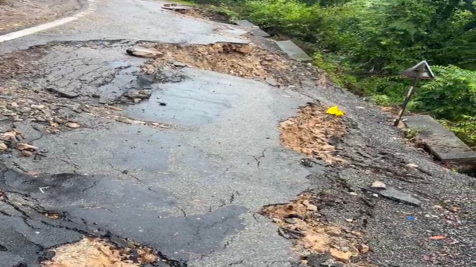 Movement of heavy vehicles halted due to road subsidence in Suyalbari; daily life disrupted