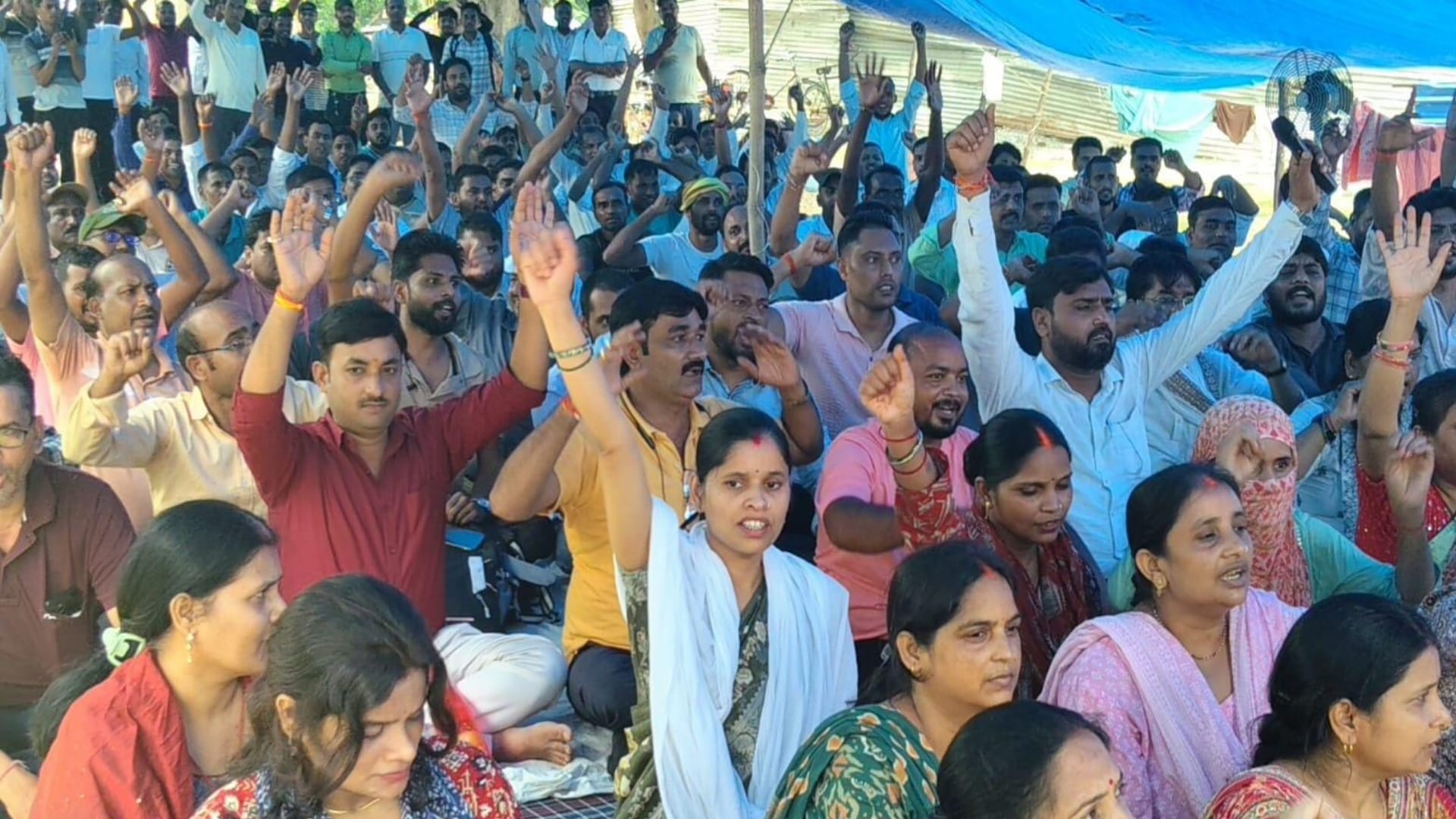 शिक्षक भर्ती की मांग को लेकर प्रदर्शन करते अभ्यर्थी।