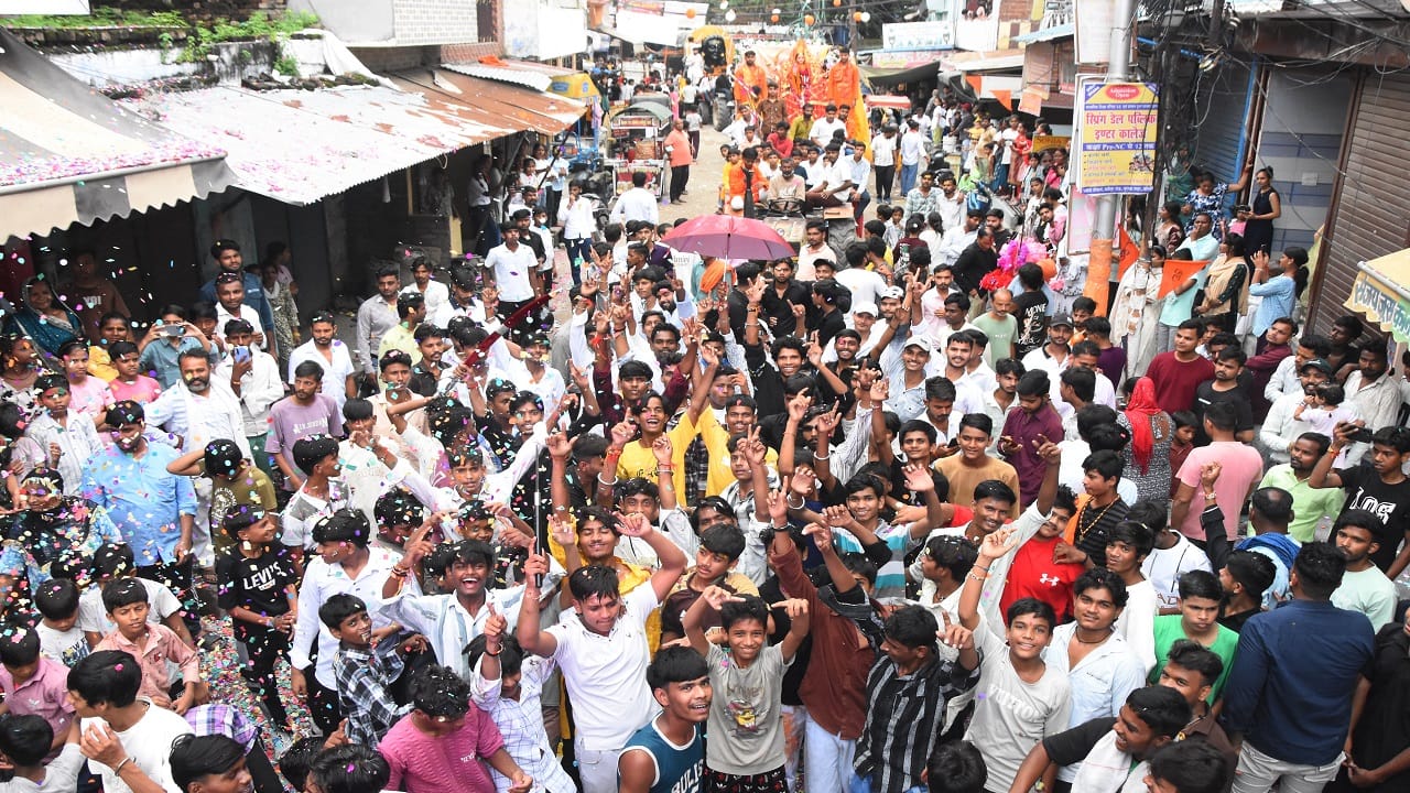 Showers swept the path guests drove Shri Krishna chariot see photos of the Dadhikando procession