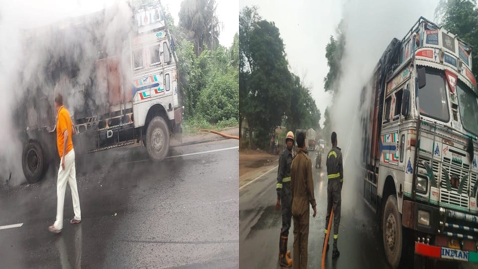 ट्रक में आग लगने के बाद जलते ट्रक को बुझाते फायर ब्रिगेड कर्मी