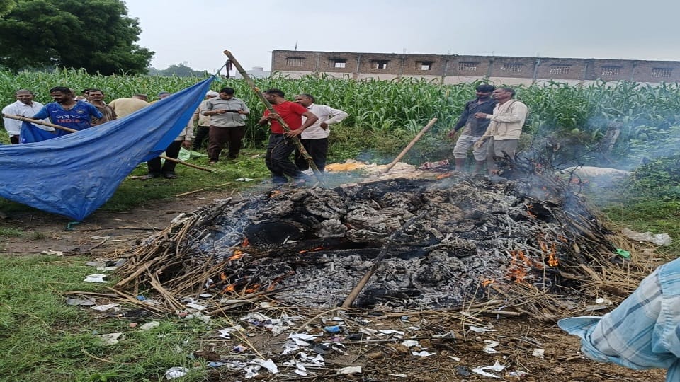 Funeral procession passes through mud in Agra Digner pyre had to be lit under tarpaulin