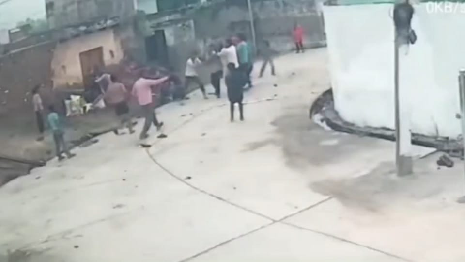 Violent clash breaks out between two groups in middle of road several people from one side injured in Bulandsh