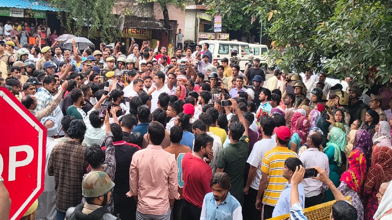 दीपक की मौत के बाद हंगामा करते परिजन