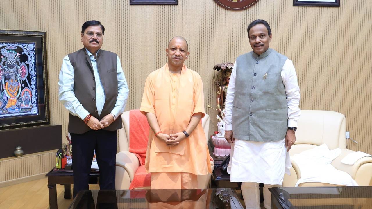 सीएम योगी व विनोद तावड़े (दायें)