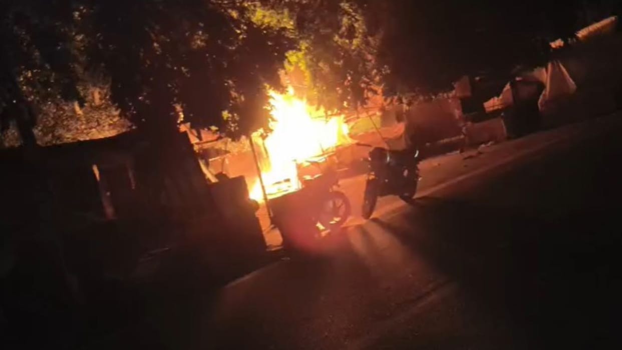 Fire tender runs out of water in 10 minutes 7 shops reduced to ashes in Zamania loss of 14 lakh