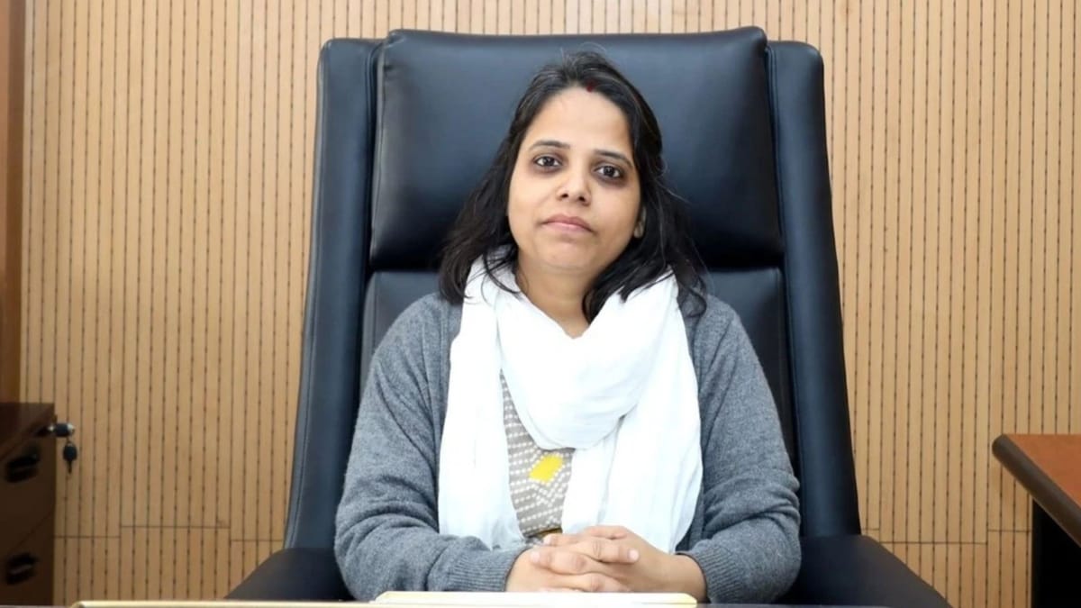 मध्य प्रदेश: गड़बड़ी पर पूर्व CS के करीबी को भी नहीं छोड़ा; क्या ईमानदारी की कीमत चुका रहीं IAS नेहा मारव्या?