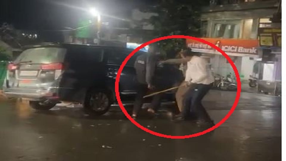 आईजी कार्यालय के सामने देर रात चले डंडे