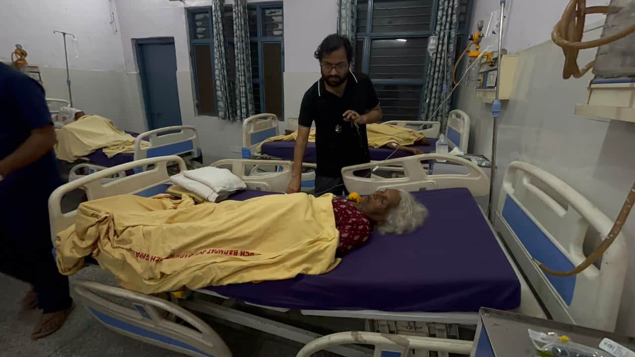 अस्पताल में घायल वृद्धा