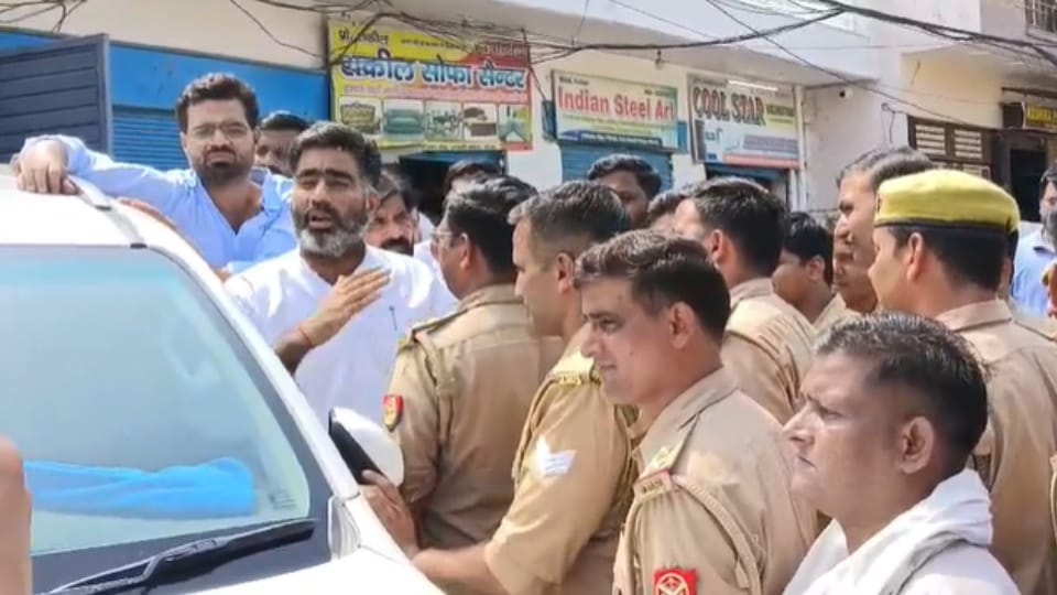अतुल प्रधान को रोकती पुलिस