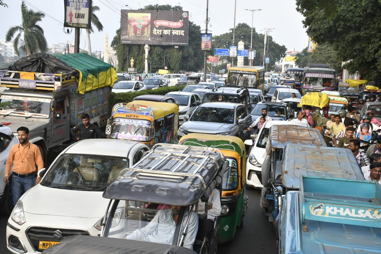 Demonstration of intern doctors: 4-5 km long jam in Bhopal, traffic from Kamla Park to Shahjahanabad disturbed