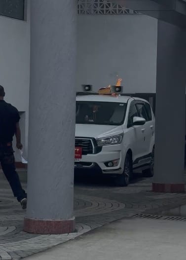 Attempt to set fire: Employee throws burning paper at Mayor's car; commotion at Municipal Corporation headquar