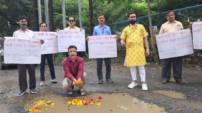 सड़क पर रहवासियों ने फूल चढ़ाए और अगरबत्ती जलाई