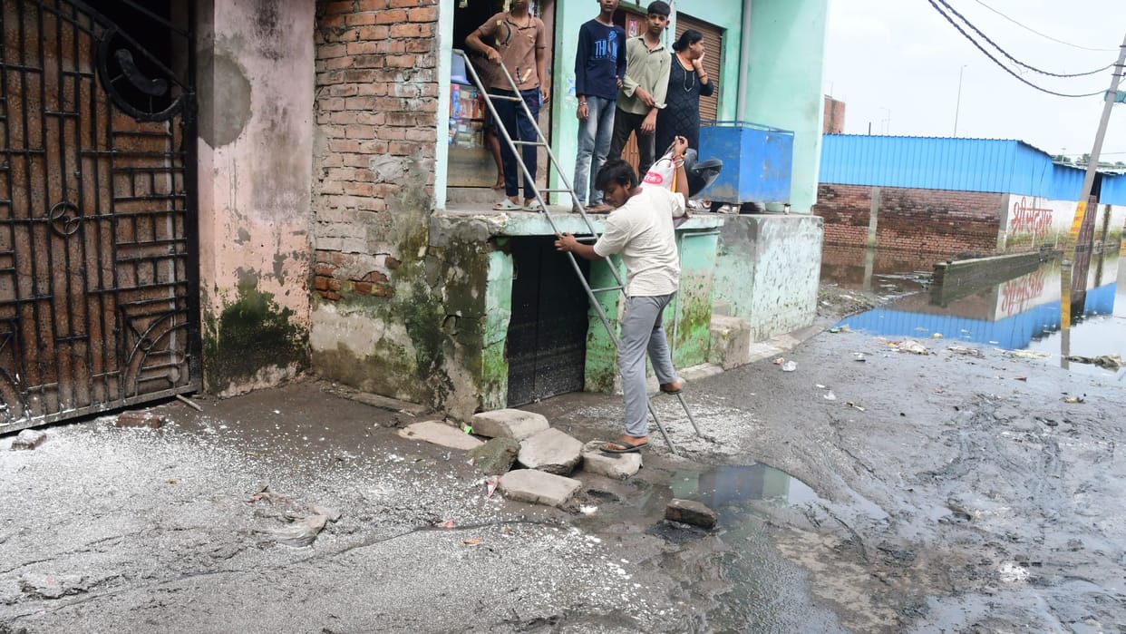 Varanasi ganga Water level drops by 24 cm in 24 hours water recedes from roof of Sheetla Temple