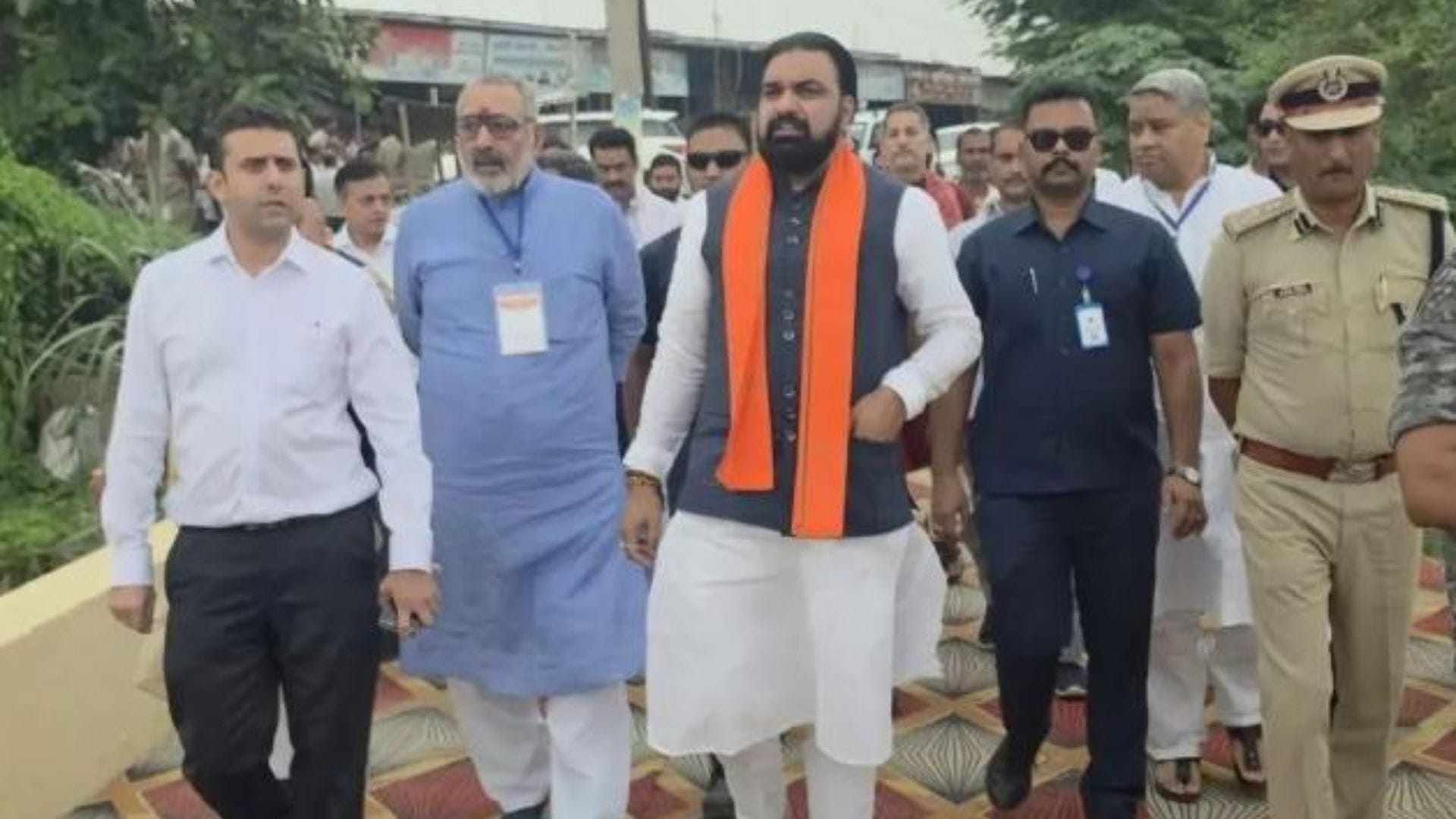 बाढ़ का दौरा करते सीएम सम्राट चौधरी