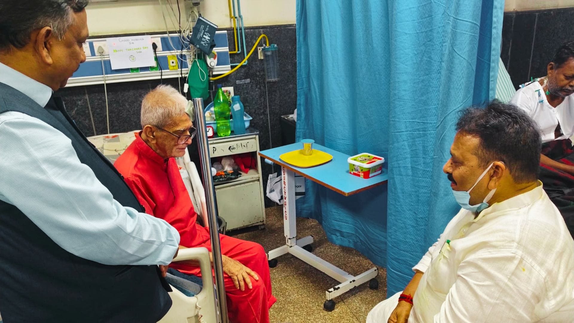 डॉ. टीके लहरी से मुलाकात करते राज्यमंत्री रविंद्र जायसवाल।