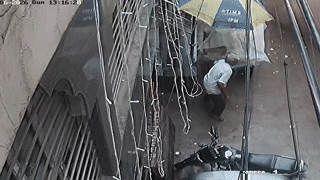 delhi building collapse