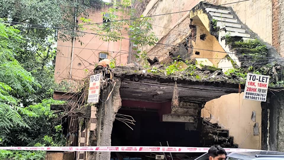 Delhi building tragedy reality narrow lanes, dilapidated buildings three children to a room ₹15,000 per bed