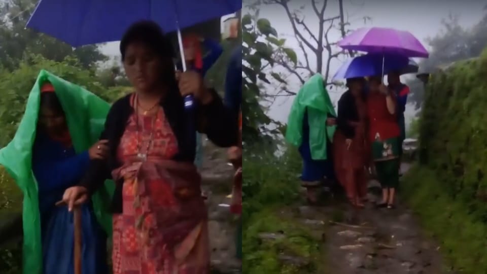 कर्णप्रयाग: बारिश, प्रसव पीड़ा और छह किमी का सफर; पहले पैदल फिर कुर्सी के सहारे गर्भवती को पहुंचाया अस्पताल