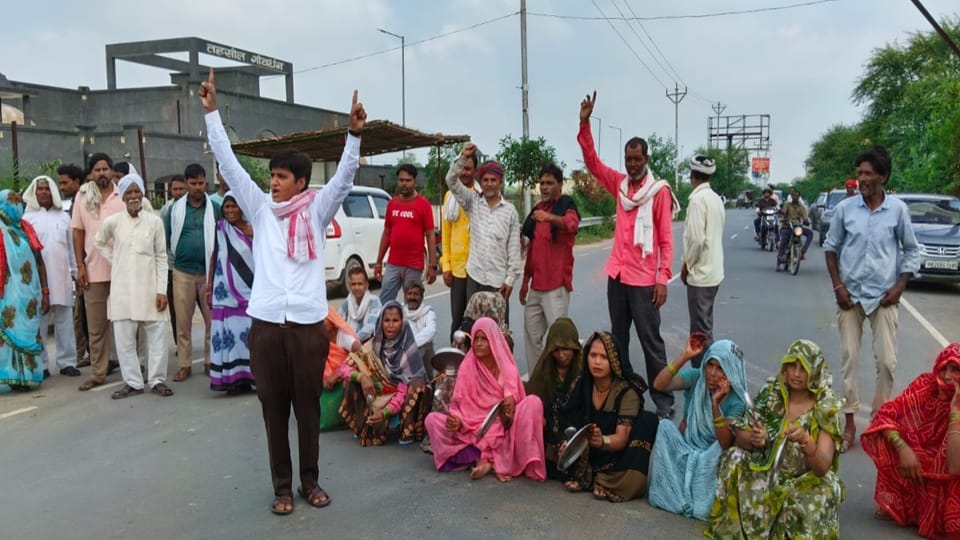 Women Bang Plates in Protest, Block Bypass Over Waterlogging and Civic Issues