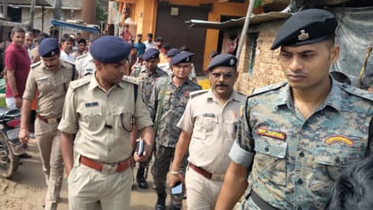 घटनास्थल पर मौजूद पुलिस अधिकारी