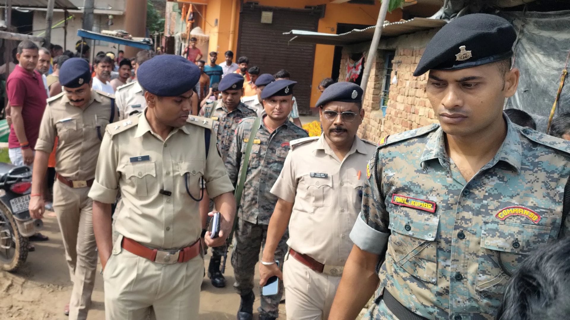 घटनास्थल पर मौजूद पुलिस अधिकारी