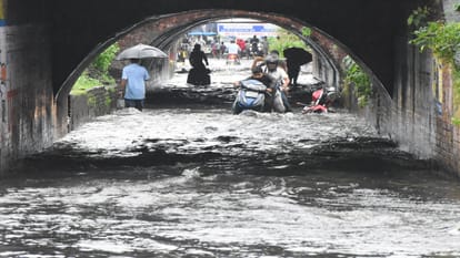 Heavy rain in Bareilly Rain lashed the city all night breaking a 14-year record