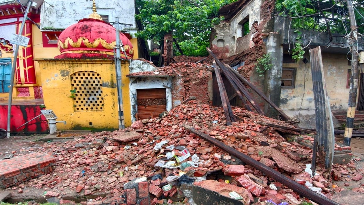 Three houses collapsed due to rain and vehicles were buried in Bareilly