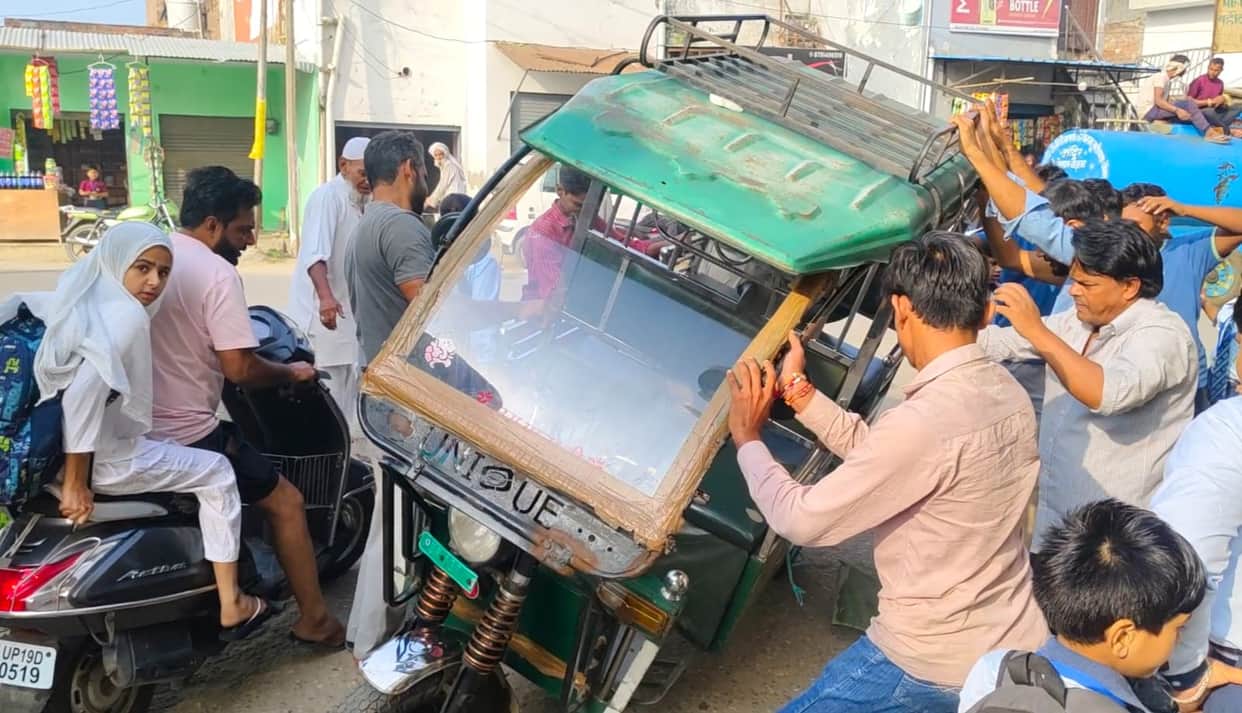 E-Rickshaw Carrying Schoolchildren Overturns in Shamli's Jhinjhana, Narrow Escape for Students