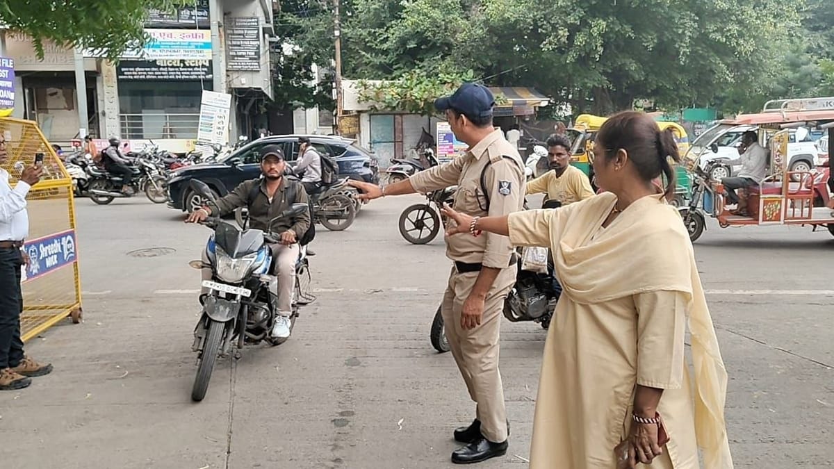 इंदौरः बिना हेलमेट दफ्तर पहुंचे कर्मचारी, कलेक्टर ने वापस लौटाया
