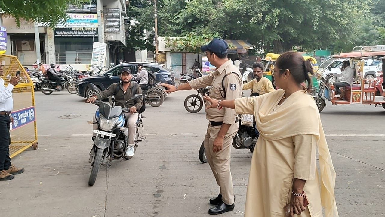 कलेक्टर कार्यालय के गेट पर कर्मचारियों को वापस लौटाया गया।
