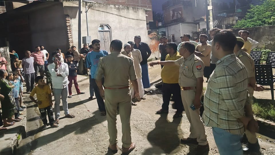 जांच के लिए पहुंची पुलिस और एकत्र लोग।