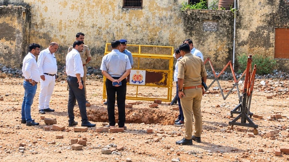 कुएं की जांच करती लखनऊ से आई एएसआई की टीम।