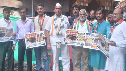 Kanpur: Congress protests near 20-foot-deep pit District President stages Satyagraha wearing garland of skulls