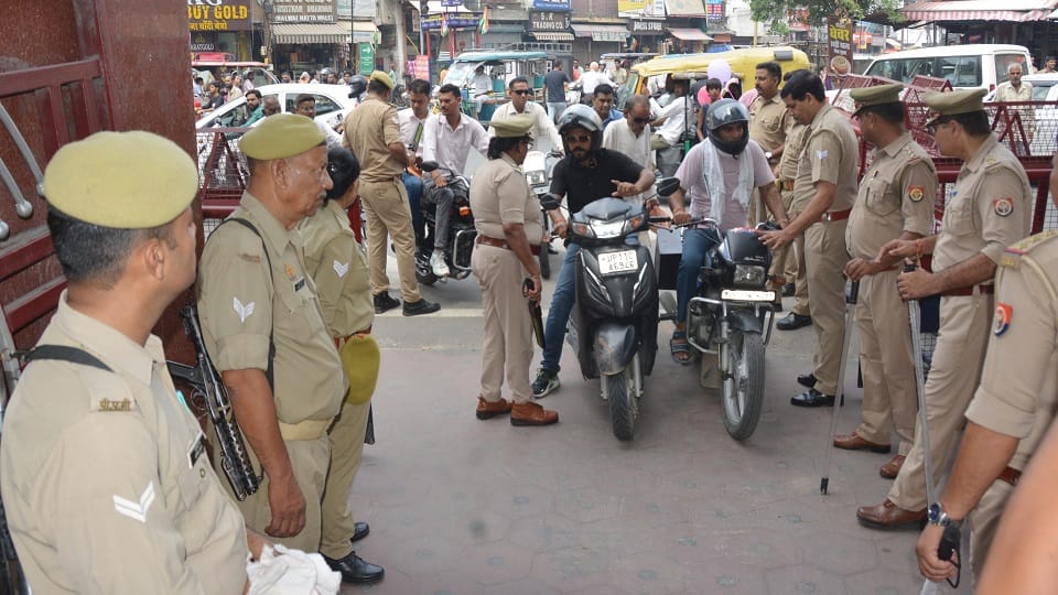 कलक्ट्रेट गेट पर कड़ी चेकिंग करती पुलिस।