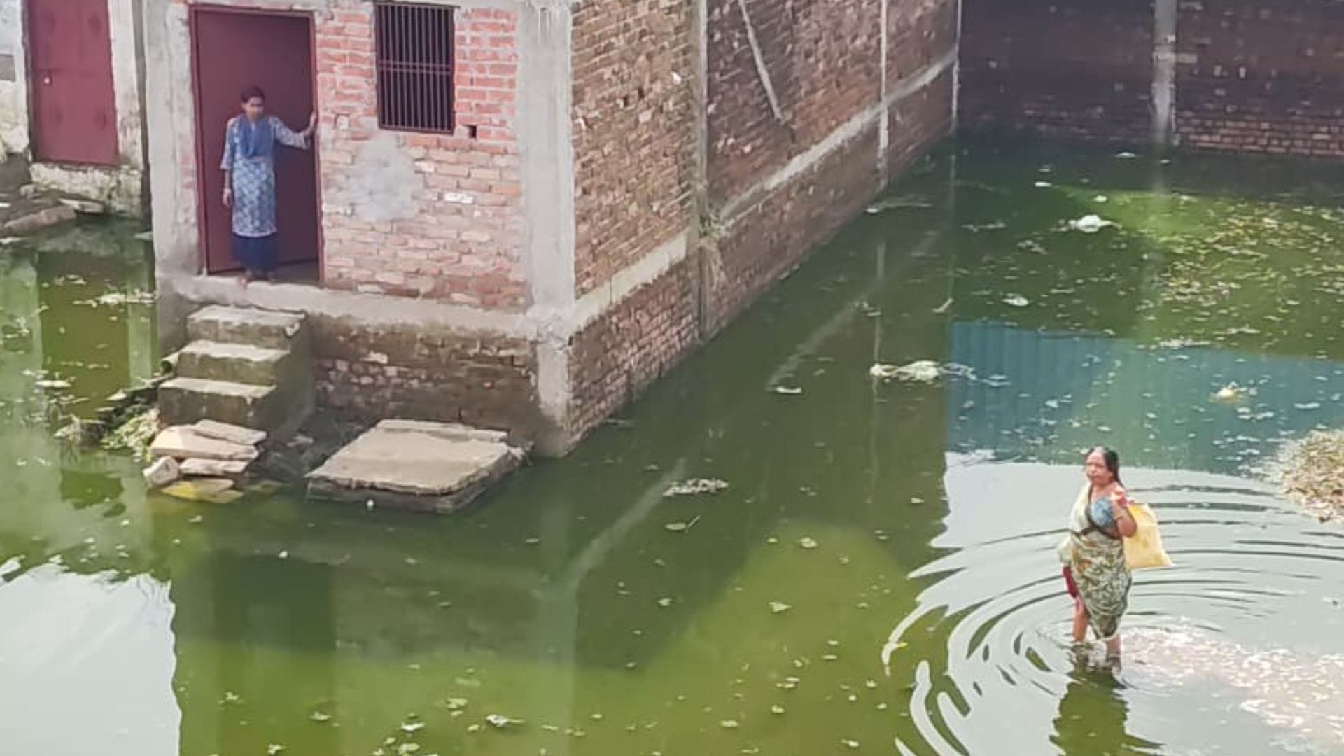 कोनिया इलाके में बाढ़ का पानी घटने के बाद बढ़ीं समस्याएं।
