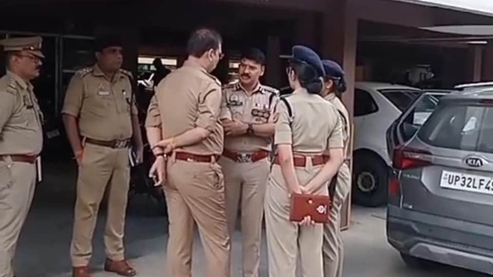 Kanpur Murder Case Medicine trader stabbed to death with 26 blows after intruders entered his flat in Kanpur
