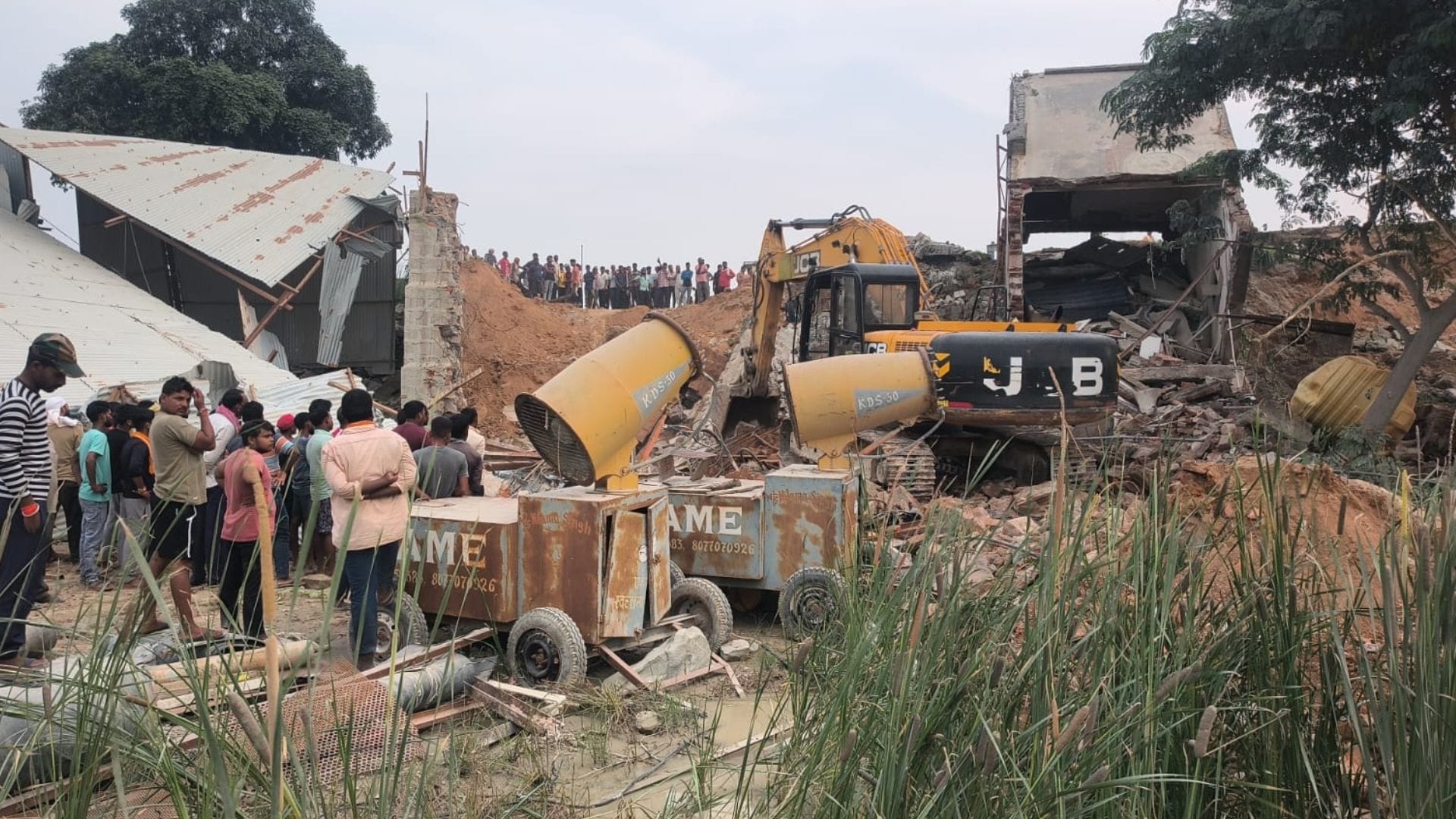 Mirzapur crusher plant accident last rites performed of four laborers from Sonbhadra