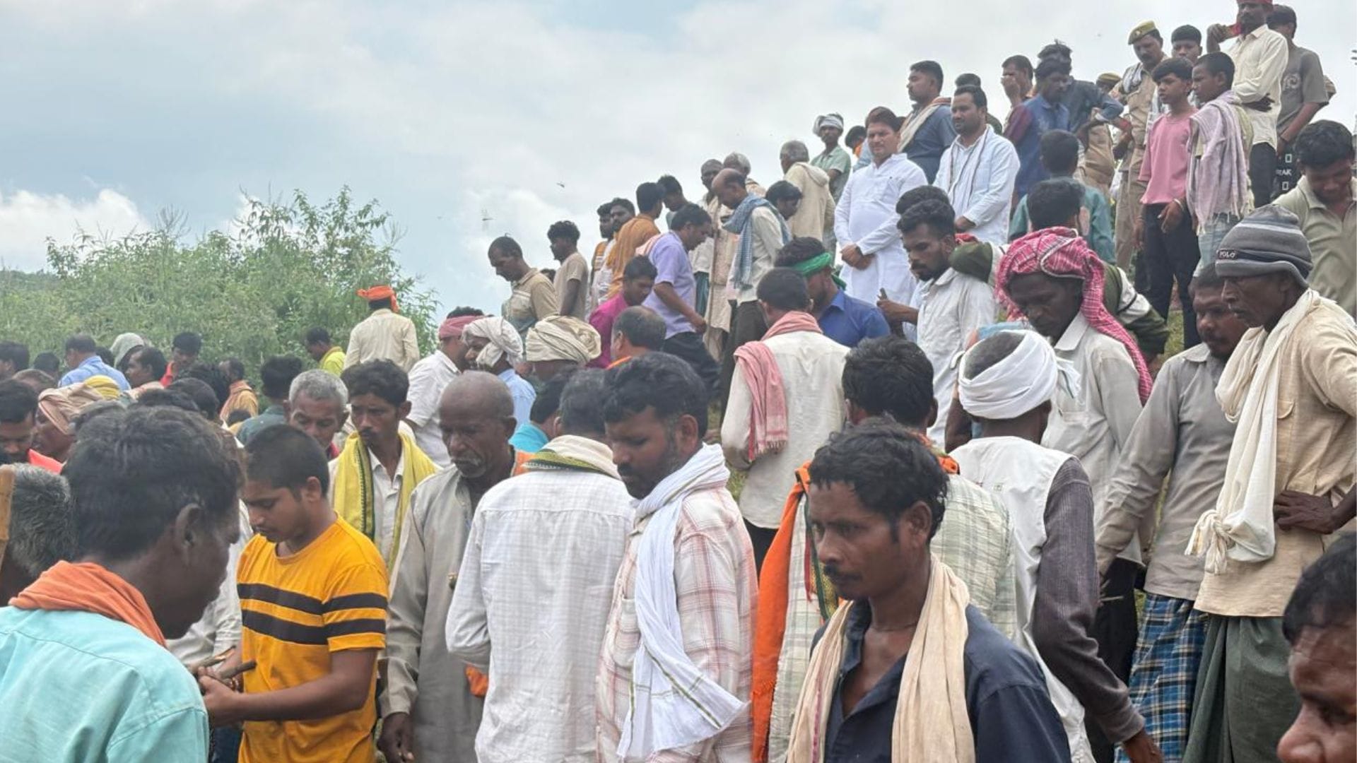 Mirzapur crusher plant accident last rites performed of four laborers from Sonbhadra