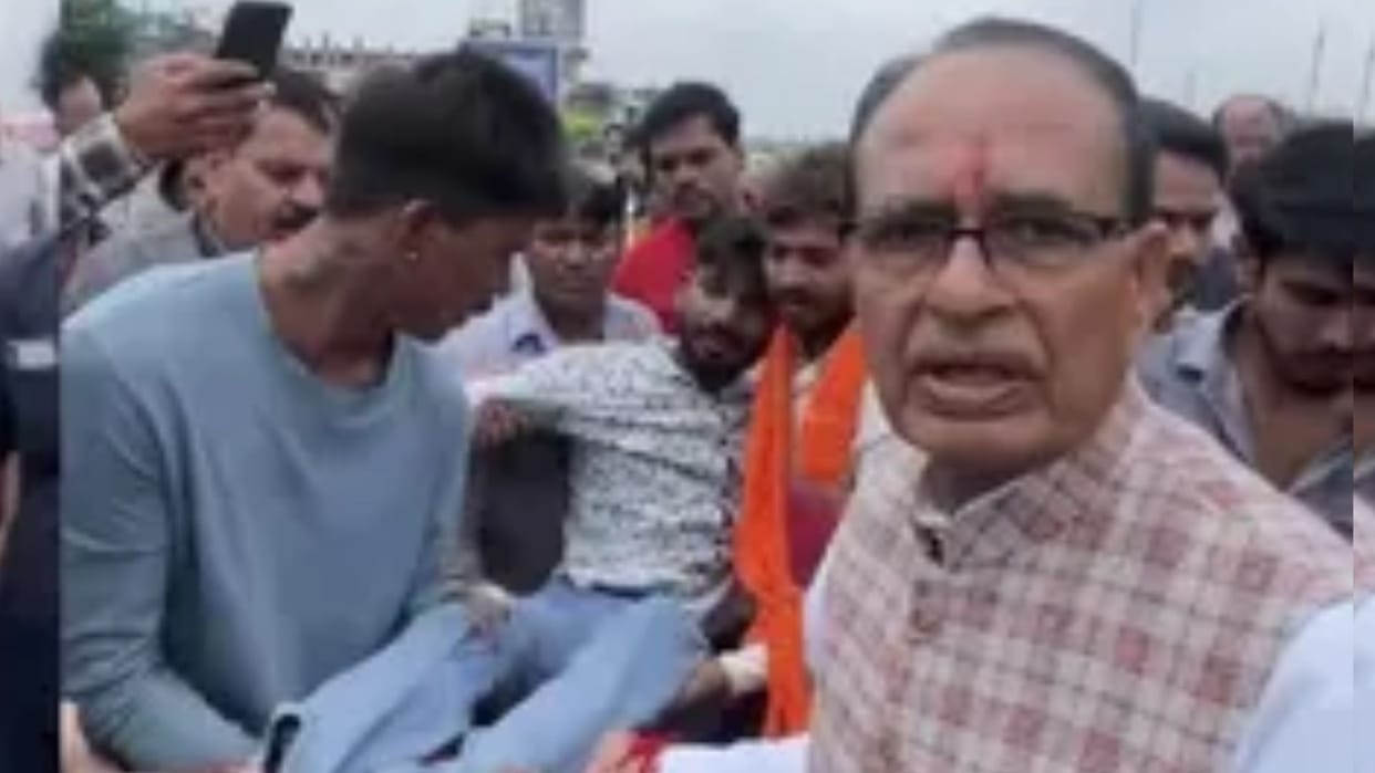 Bhopal: Shivraj's convoy stopped after he spotted an accident; he stepped onto the road himself to help the in
