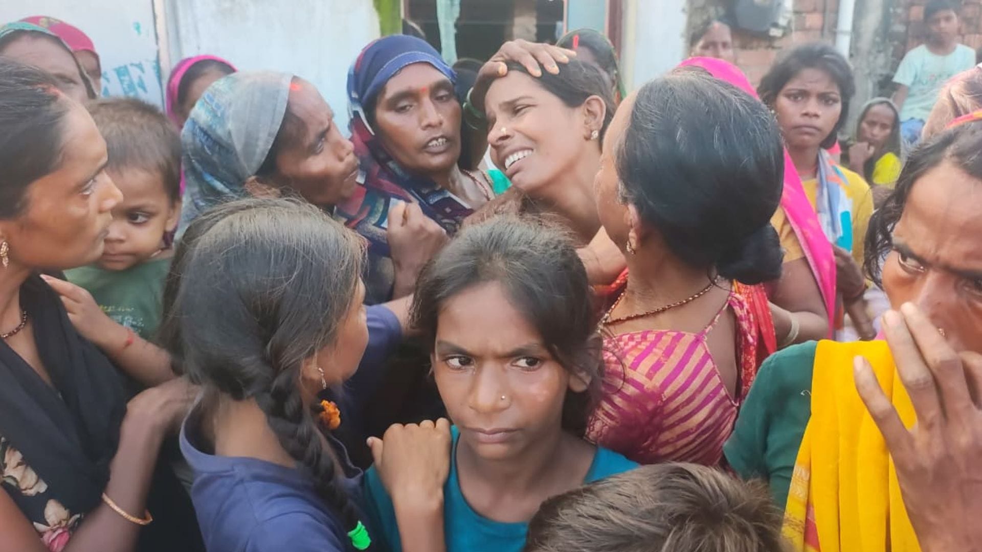 मजदूर की मौत के बाद बिलखते परिजन।
