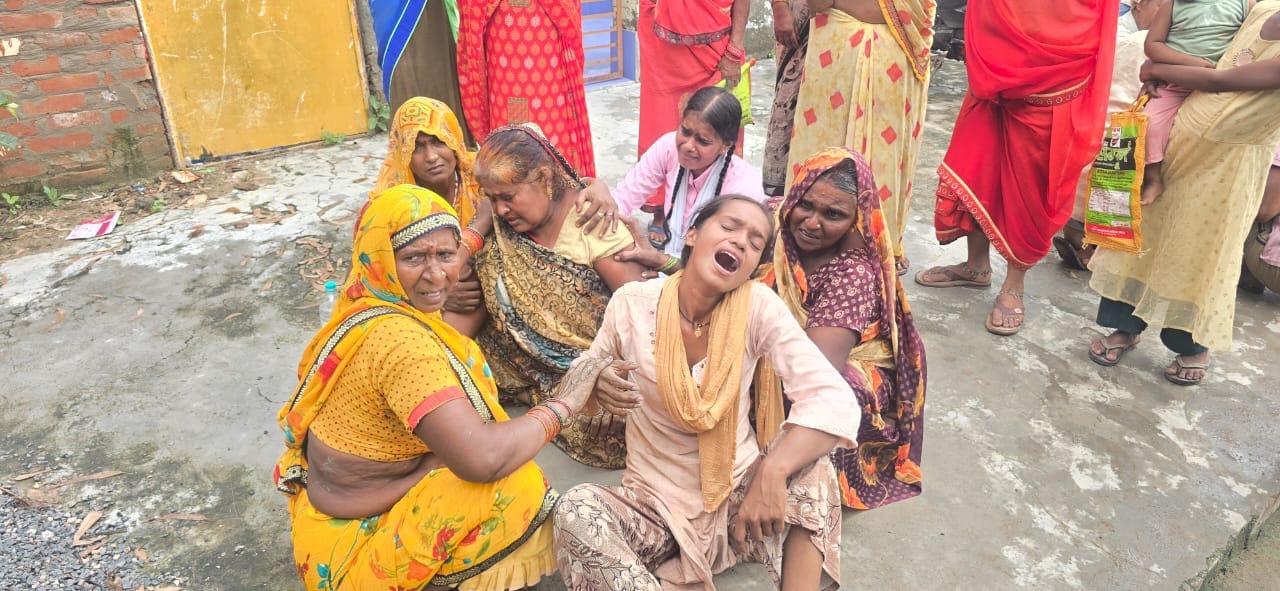मृतक की बेटी व परिजन