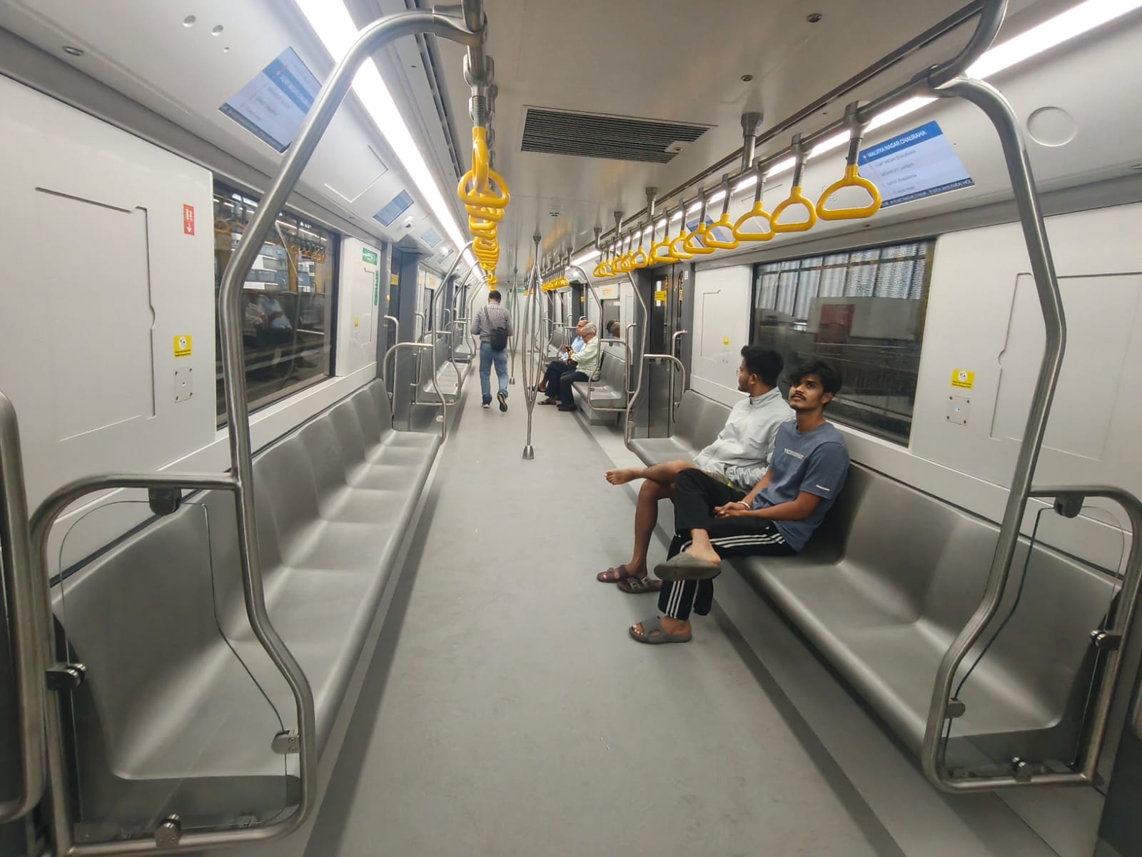 मेट्रो कोच में इक्का-दुक्का यात्री ही सफर करते नजर आए।