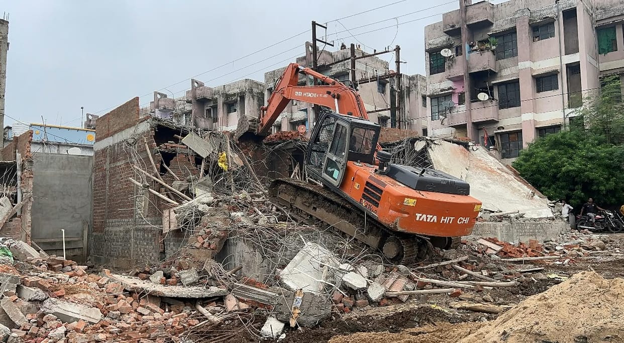 Indore: Illegal colony built on vacant land; Municipal Corporation demolishes four structures.
