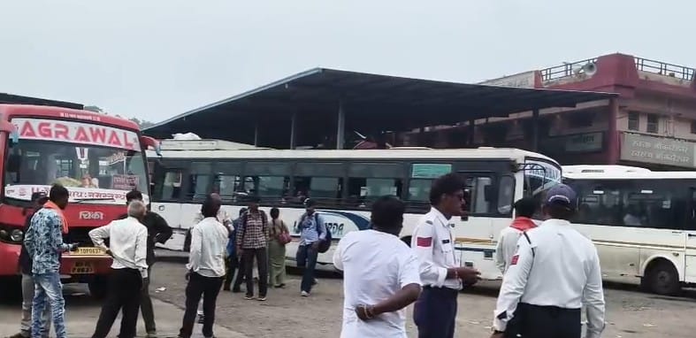 Major crackdown by traffic police in Omkareshwar: 8 buses fined during inspection.