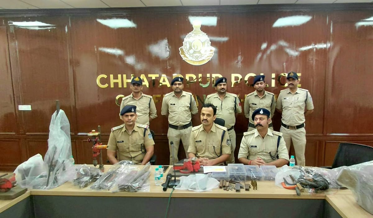 एमपी क्राइम: छतरपुर में अवैध हथियारों की दो फैक्ट्रियों पर छापा, कट्टे और हथियार बनाने का सामान बरामद