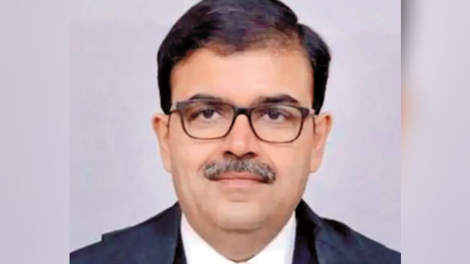 पंजाब का विरोध दरकिनार:हाईकोर्ट के चीफ जस्टिस बने अश्वनी कुमार मिश्रा, पंजाब  गवर्नर हाउस में ली शपथ - Ashwani Kumar Mishra Takes Oath Of Punjab Haryana  High Court Chief ...
