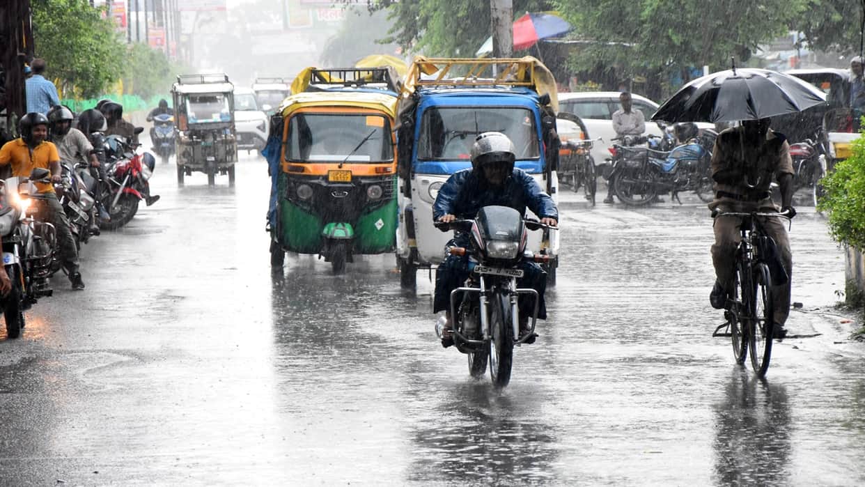 Heavy rain in Bareilly Rain lashed the city all night breaking a 14-year record